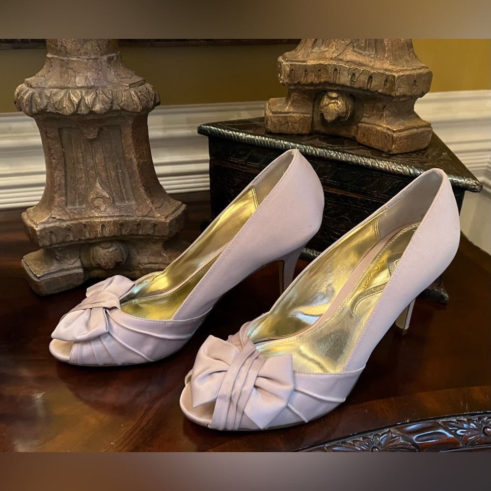 NEW Nina Forbes Peep Toe Powder Sand satin fabric 3.25” dress heels pumps sz 8.5